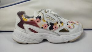 ADIDAS SIZE PK 6.5   = EURO 40