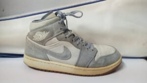 NIKE SIZE PK 8.5  = EURO 42.5