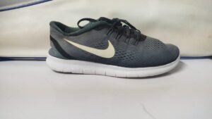 NIKE SIZE PK 6.5   = EURO 40